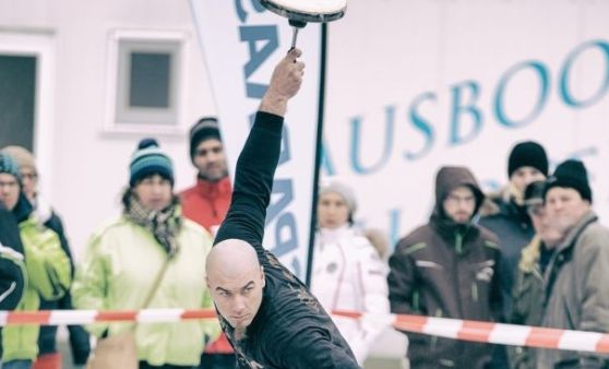 Eisstock-Weitschießen auf der Donau in Untermühl