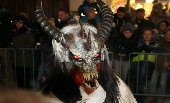 Wildes Treiben im Stadtzentrum zum Abschluss der Nikolotage