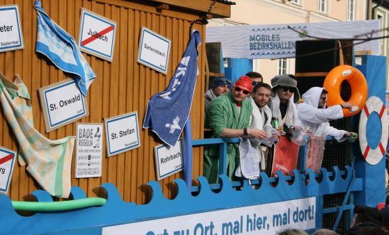 Hallenbad, Laufhaus und Party-Flieger: Faschingszug in Haslach war Höhepunkt des närrischen Treibens