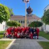 Rotkreuzler aus Neufelden bringen Maibaum ins Altenheim Kleinzell
