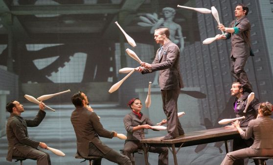 Zirkus und Theater vereint: "Cirque Éloize" begeistert mit Cirkopolis im Musiktheater