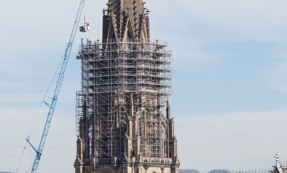 Spektakulärer Kraneinsatz am Turm des Mariendoms