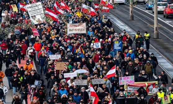 Rund 4.000 Teilnehmer bei Demo in Linz, Hilferuf von Spitalsmitarbeitern