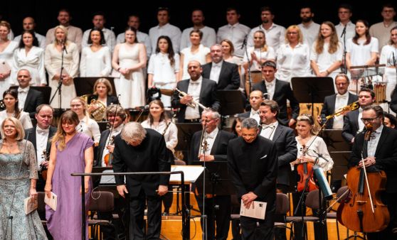 "One World": Imposante Weltpremiere im Brucknerhaus