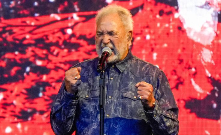 Eine Legende begeisterte am Linzer Domplatz: Das war Sir Tom Jones bei Klassik am Dom 2026
