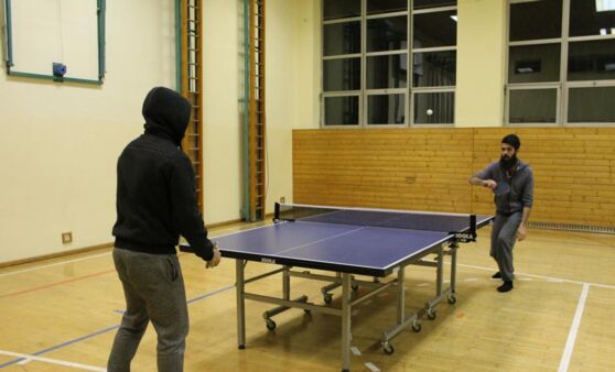 Flüchtlinge haben Spaß beim Tischtennis spielen
