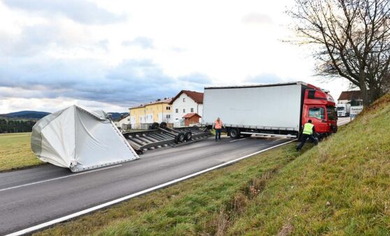 Lastwagen blockierte Bundesstraße