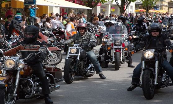 1000 Motorräder beim Harley-Treffen