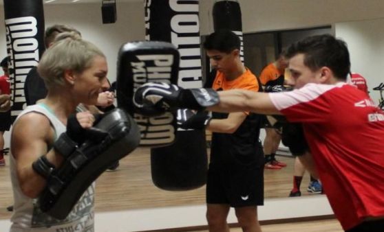 Fußballer beim Kickbox-Training