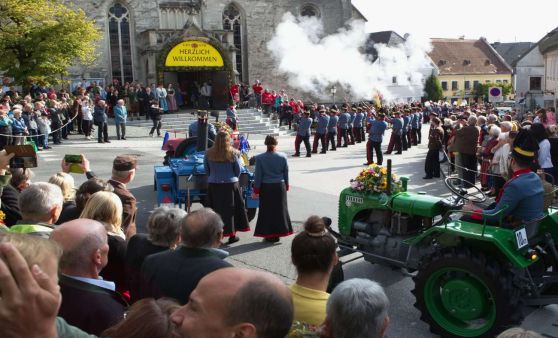 Großer Erntefestzug in Sierning