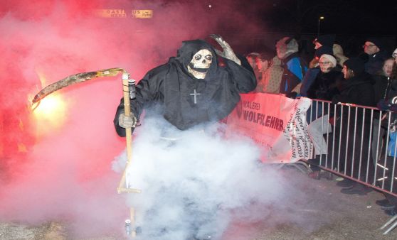 Perchtenlauf-Premiere in Adlwang