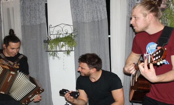 Tips exklusiv: Folkshilfe rockten in Roswithas Wohnzimmer