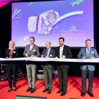 Hütthaler eröffnet Österreichs ersten gläsernen Schlachthof