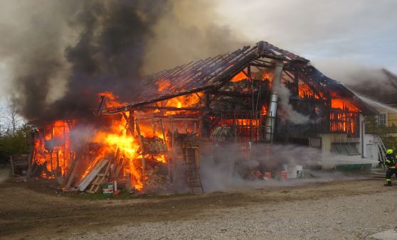 Wirtschaftsgebäude durch Brand zerstört