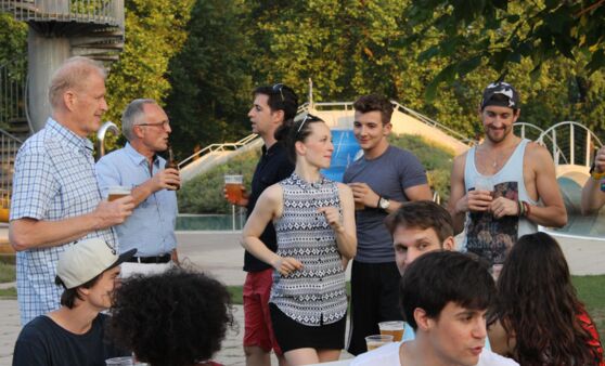 Grillfest vor der Premiere von "Saturday Night Fever"