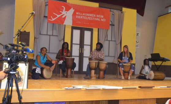 70 Portraits von Menschen aus 70 Nationen, geschaffen von 70 Künstlern