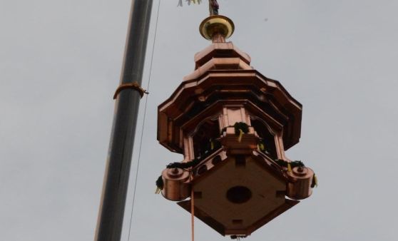 Neue Kirchturmspitze in Aschbach aufgesetzt