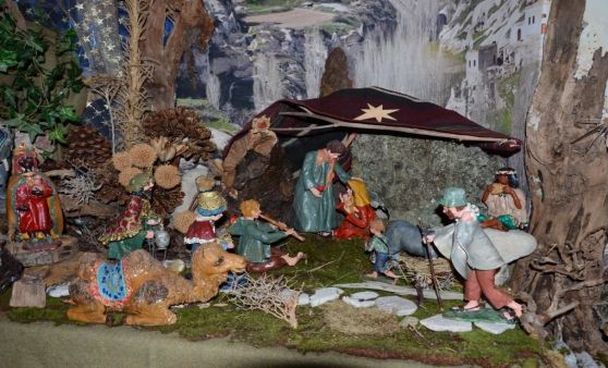 Weihnachts-Krippenlandschaft im Wohnzimmer