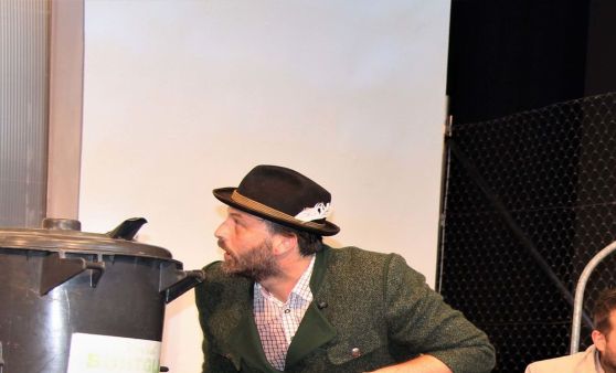 Theater-Premiere für „Ab in den Container“