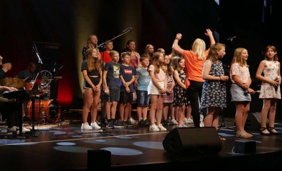 Musikschüler auf der Bühne - Schülerkonzert der Musikschule Gattermann 2022