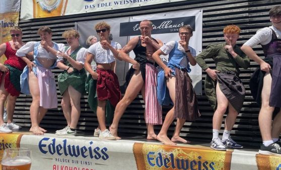 Große Dirndlflug-Parade am Thalheimer Trodatsteg