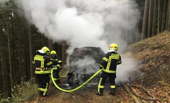 Autobrand auf Waldweg in Scharnstein
