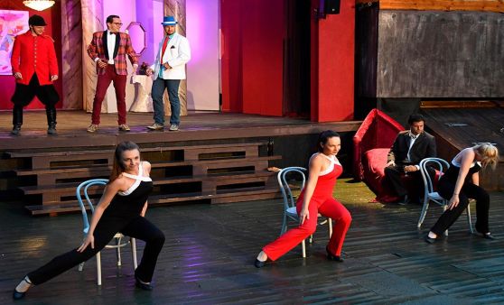 Premiere Theater am Fluss - Der Zerrrissene