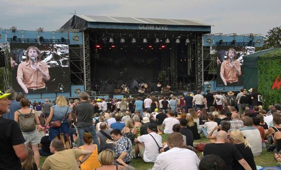 Nick Cave & the Bad Seeds live auf Burg Clam, Support Voodoo Jürgens