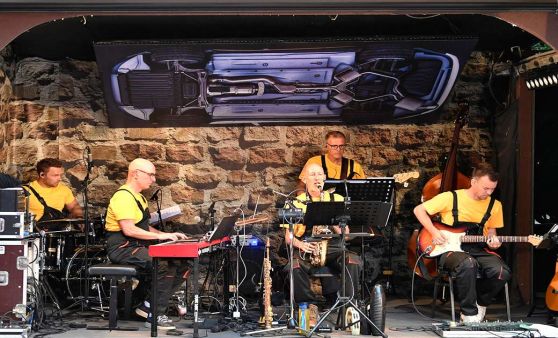 Theater am Fluss Premiere von "Die Dame vom Maxim"