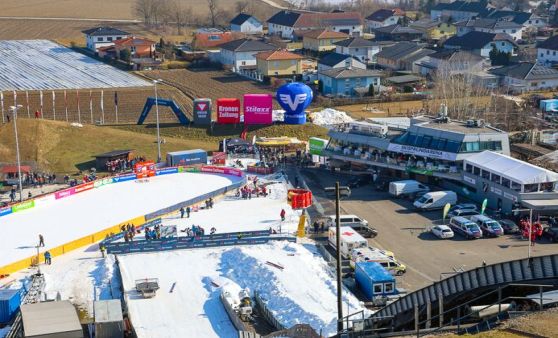 Skisprung Weltcup der Damen in Hinzenbach