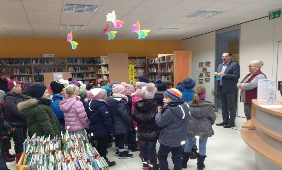 Übergabe Jahreskarten 1. Kl. VS Wolfern