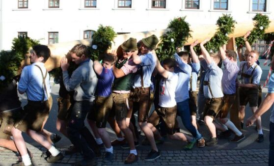 Maibaumaufstellen in Vorchdorf