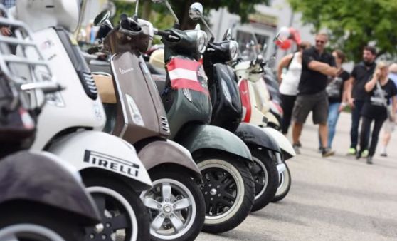 250 Vespa-Fahrer trafen sich am Traunsee