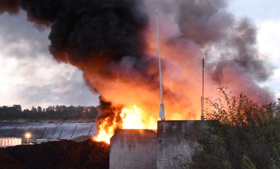 Brand in einer Recyclinganlage in Ohlsdorf