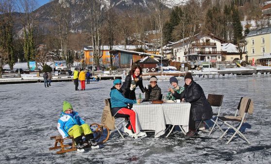 Zugefroren: Wolfgangsee als riesiger Eislaufplatz