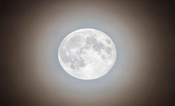 Herrlicher Mond mit Ring