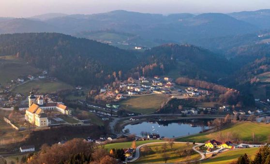 Die letzten Sonnenstrahlen beleuchten das Stift Waldhausen
