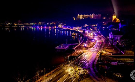 Grein mit blauer Weihnachtsbeleuchtung