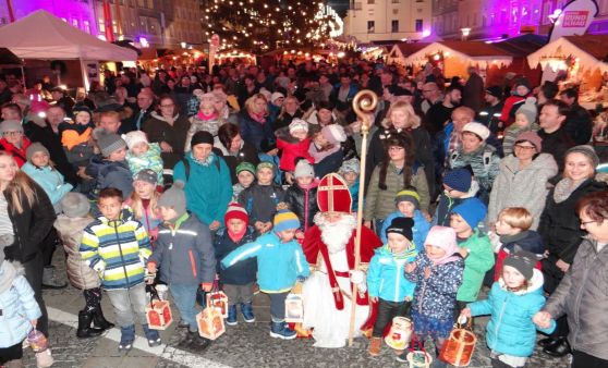 Stimmungsvolle Atmosphäre bei Rieder Christkindlmarkt und der Wunschnacht