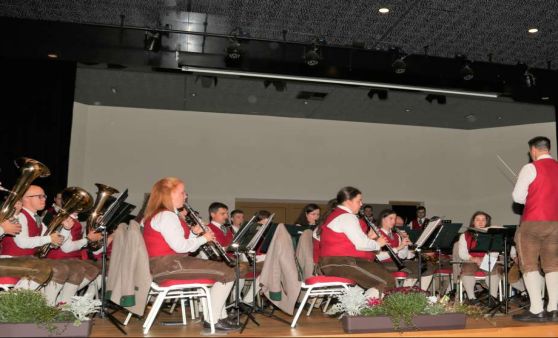 Traditionelle und rockige Blasmusikklänge im Zirbenschlössl