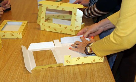 Kekse für die Krippenausstellung einpacken