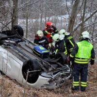 FF Steyregg befreit Frau nach Unfall aus Auto