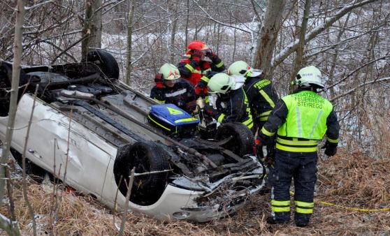 FF Steyregg befreit Frau nach Unfall aus Auto