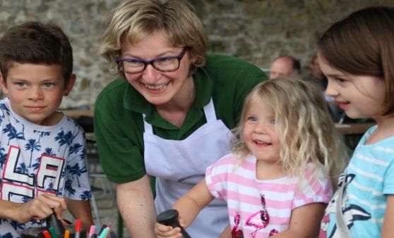Drechseln, flechten und schmieden in der Burgarena