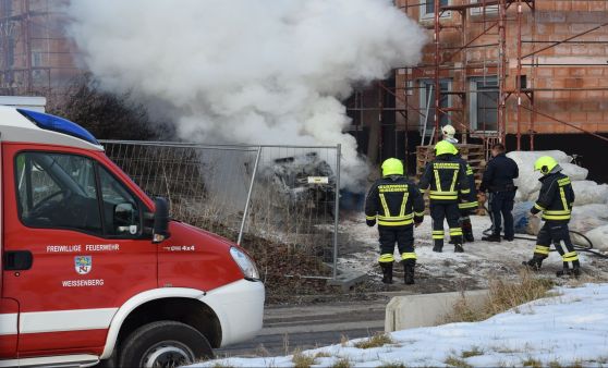 Feuerwehr Weissenberg bekämpft Vollbrand einer Baumaschine