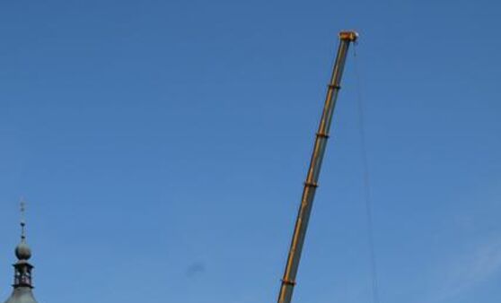 Anlieferung und Bau des neuen Stegs