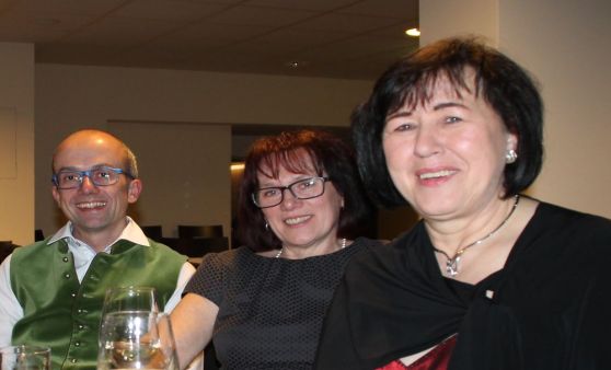 Dirndl traf Ballkleid am Pfadfinderball