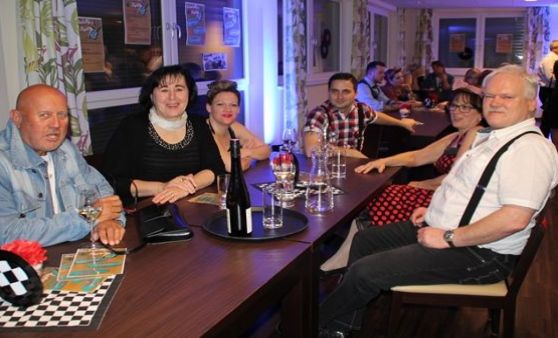 Konzept trifft Puls der Zeit: Rockabilly beschert volles Haus