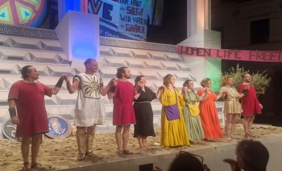 Überwältigende Premiere von "Ella, Ella!"