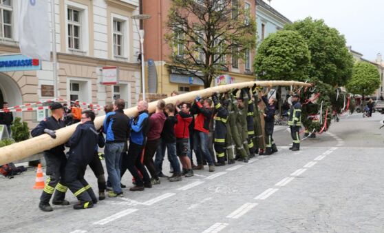 Maibaumaufstellen in Kirchdorf
